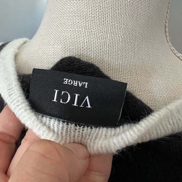 Black and White V-Neck Women's Sweater - Picture 3 of 3